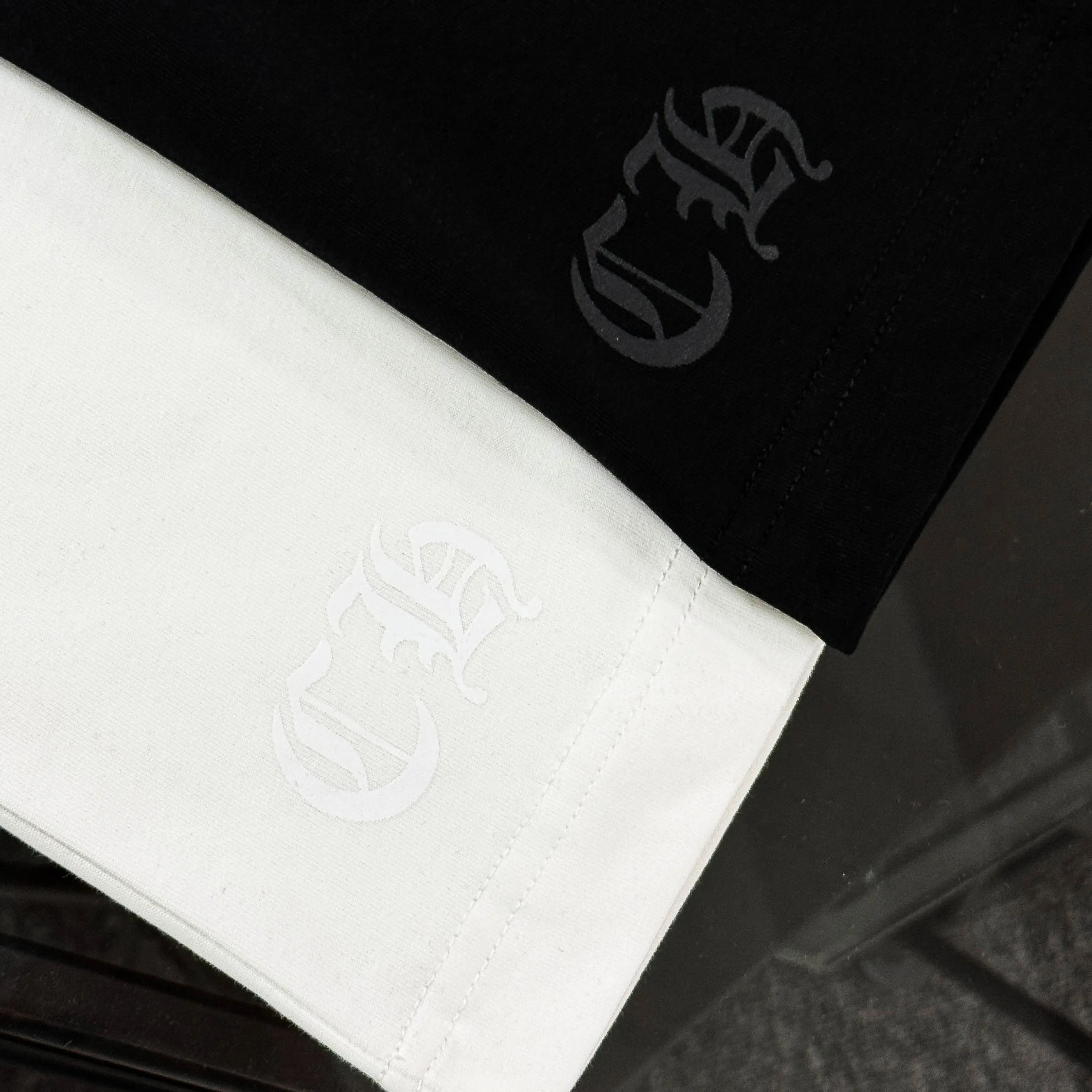 P170 Chrome Hearts 25 high-end versions. The fabric is made of 300 grams of high-density pure cotton. It does not deform or shrink. It has three labels. It is the same style for men and women. Technology: suede foaming + digital printing. Color: white, black. SIZE: S-XL.